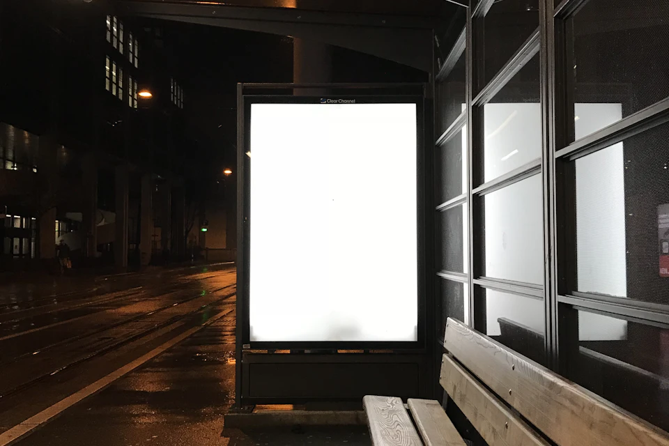 Cartellone pubblicitario vuoto a una fermata dell'autobus sotto la pioggia
