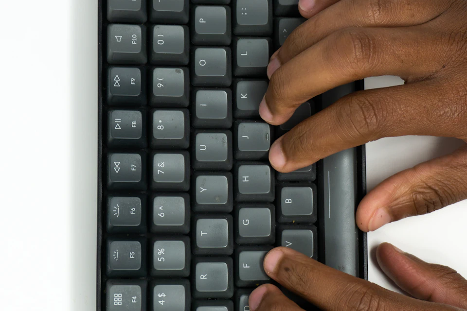 Mani che digitano su una tastiera di computer