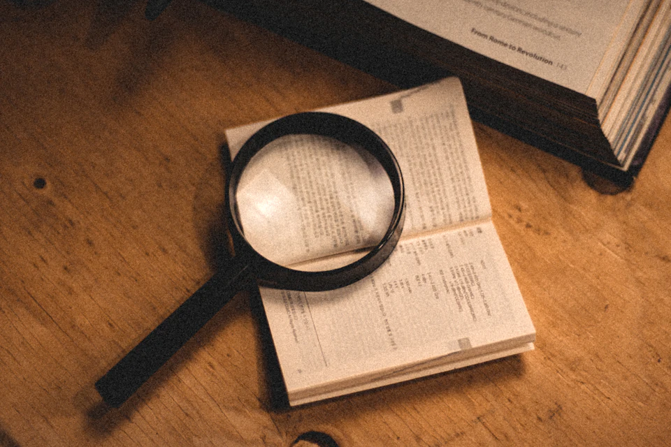 Lente d'ingrandimento appoggiata su un libro aperto